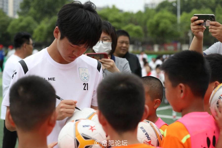 5.22-3 足球小达人明星球员吴昊给足球小将签名.jpg