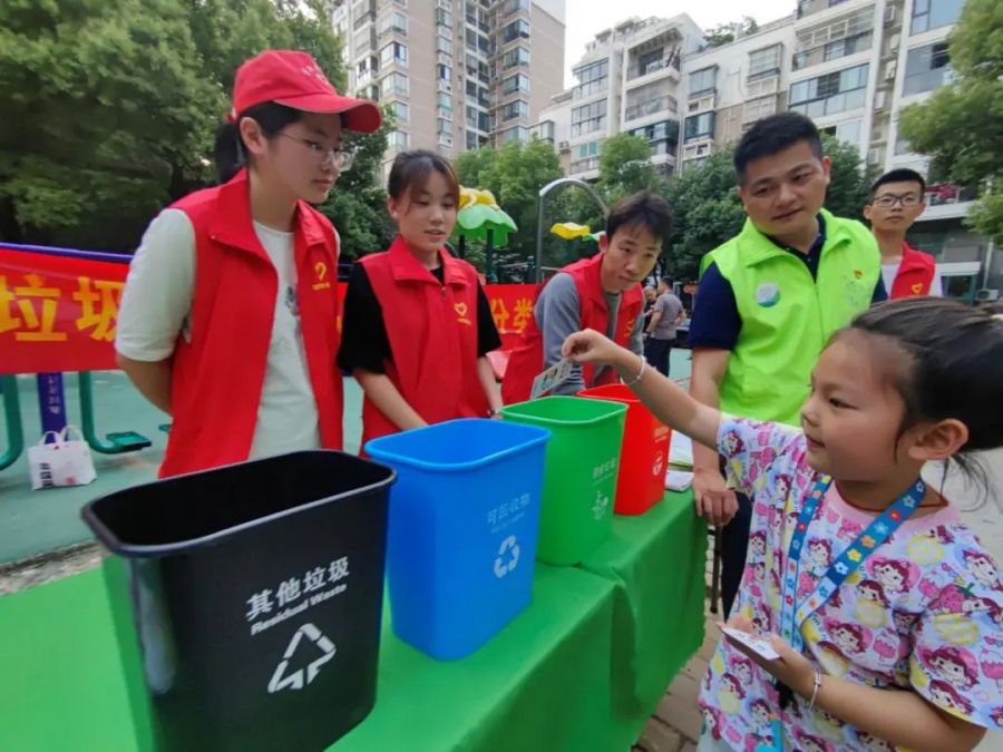 走出校园 走进社区——合肥大学生志愿者趣味宣传垃圾分类